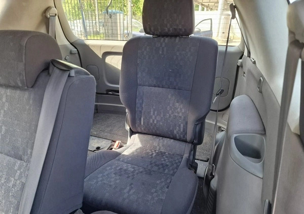 Toyota Avensis Verso cena 8490 przebieg: 235789, rok produkcji 2002 z Goleniów małe 301